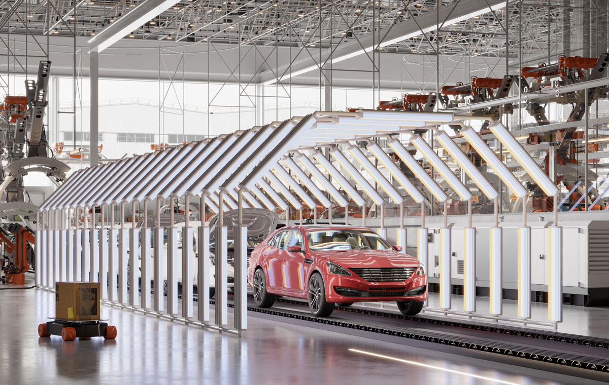 Futuristisch anmutende Automobil-Produktionshalle, in der ein fertig lackiertes Fahrzeug vom Band rollt